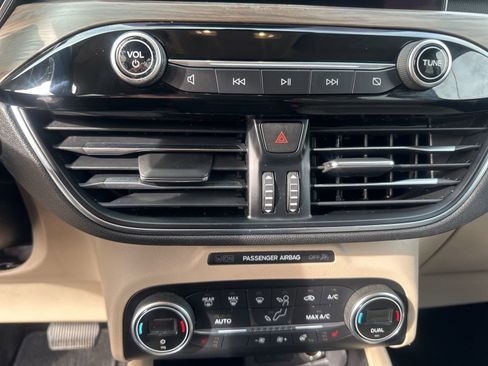 Used 2020 Ford Escape Titanium image 18