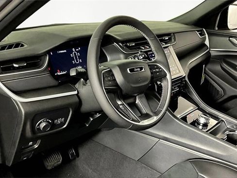 New 2025 Jeep Grand Cherokee L Altitude image 8