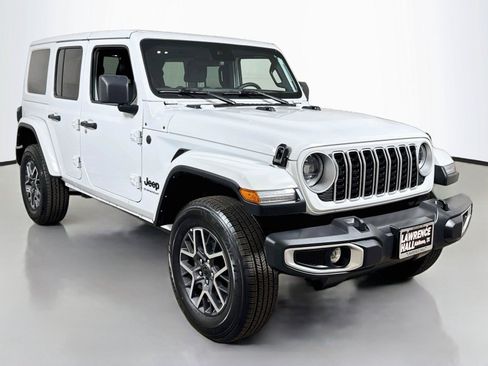 Used 2025 Jeep Wrangler Unlimited Sahara AWD/4WD image 3