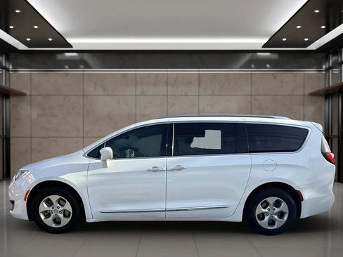 Used 2017 Chrysler Pacifica Touring-L Plus FWD image 6