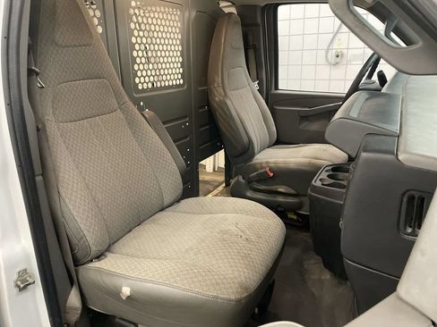 Used 2017 GMC Savana 2500 RWD image 15