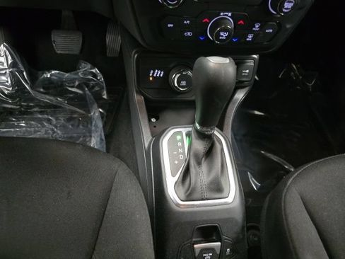 Used 2019 Jeep Renegade Latitude w/ Cold Weather Group AWD/4WD image 17