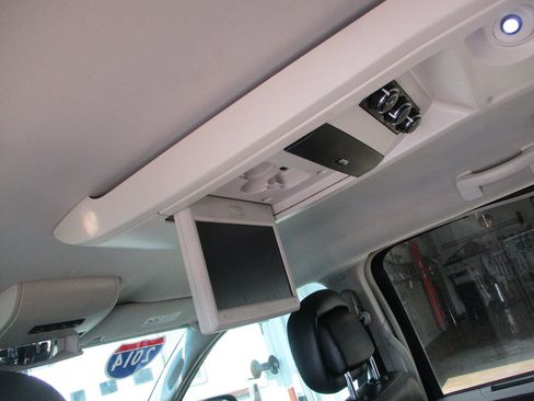 Used 2014 Chrysler Town & Country Touring FWD image 9
