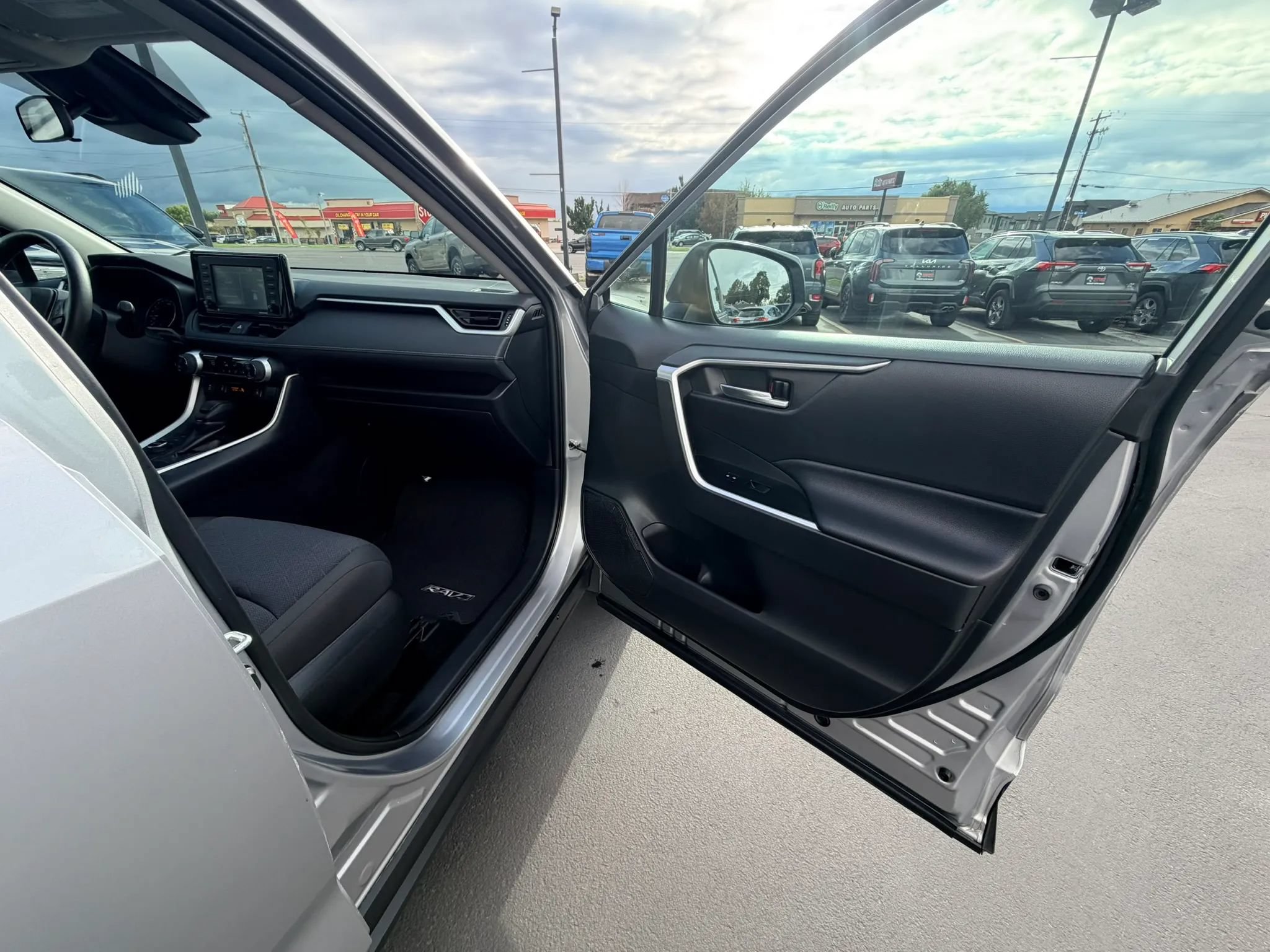 Used 2021 Toyota RAV4 XLE w/ XLE Grade Weather Package AWD/4WD image 22