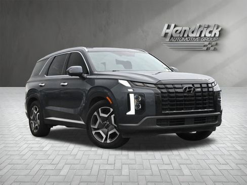 Used 2023 Hyundai Palisade SEL w/ Premium Package FWD image 2