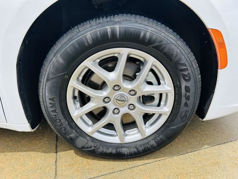 Used 2022 Chrysler Pacifica Touring-L FWD image 41
