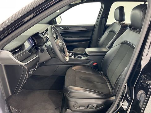 Used 2025 Jeep Grand Cherokee Altitude AWD/4WD image 18