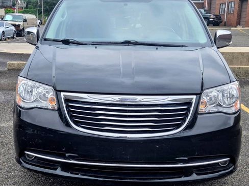 Used 2016 Chrysler Town & Country Touring-L FWD image 3
