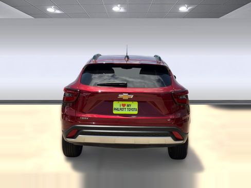 Used 2025 Chevrolet Trax LT w/ LT Convenience Package FWD image 10
