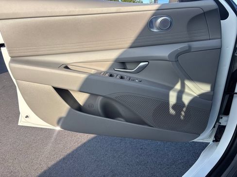 New 2026 Hyundai Elantra SE FWD image 3