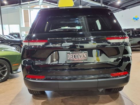 Used 2023 Jeep Grand Cherokee Altitude AWD/4WD image 5