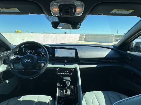 Used 2025 Hyundai Elantra Limited image 22