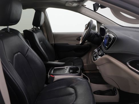 Used 2017 Chrysler Pacifica Limited image 11
