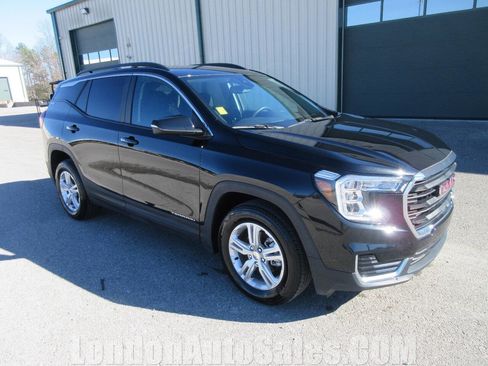 Used 2024 GMC Terrain SLE w/ Driver Convenience Package image 7