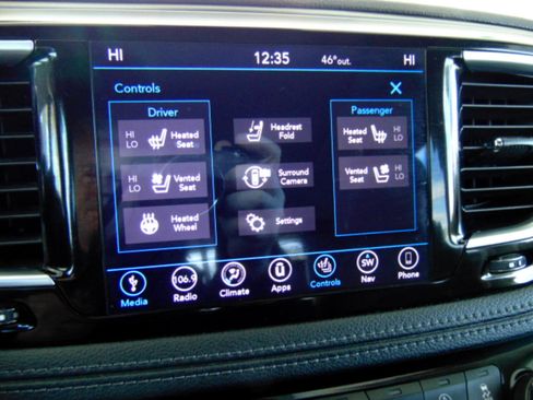 Used 2018 Chrysler Pacifica Limited w/ Tire & Wheel Group image 26