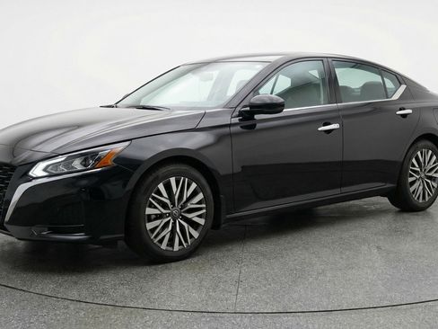 Used 2025 Nissan Altima 2.5 SV image 3