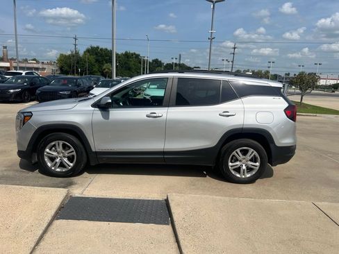 Used 2022 GMC Terrain SLE w/ Driver Convenience Package FWD image 2