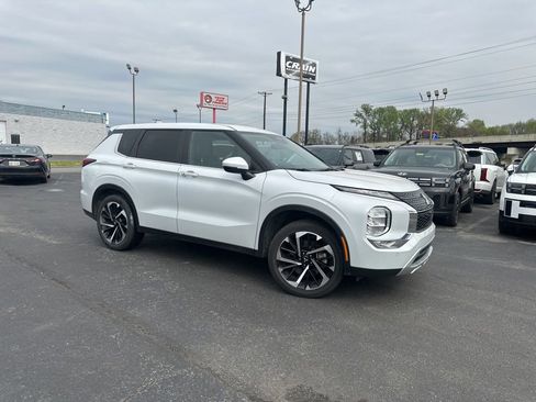 Used 2024 Mitsubishi Outlander SE image 2