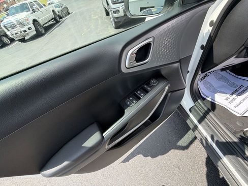 Used 2025 Kia Soul LX w/ LX Technology Package FWD image 19