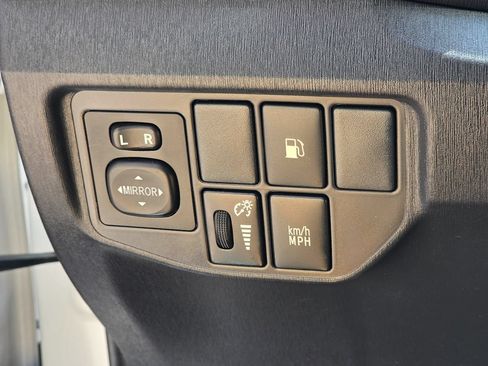 Used 2014 Toyota Prius Prime Advanced FWD image 41