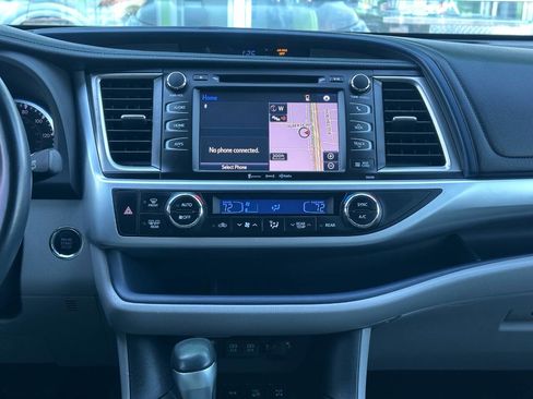 Used 2019 Toyota Highlander XLE image 26