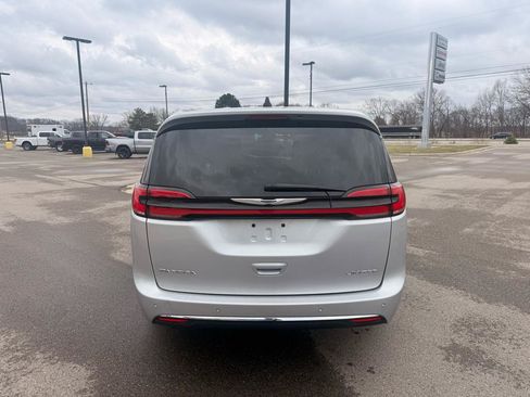 Used 2024 Chrysler Pacifica Limited FWD image 4