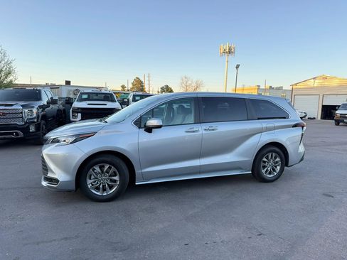 Used 2024 Toyota Sienna LE FWD image 2