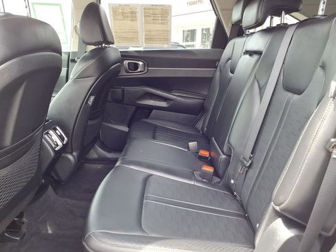 Used 2025 Kia Sorento S image 11