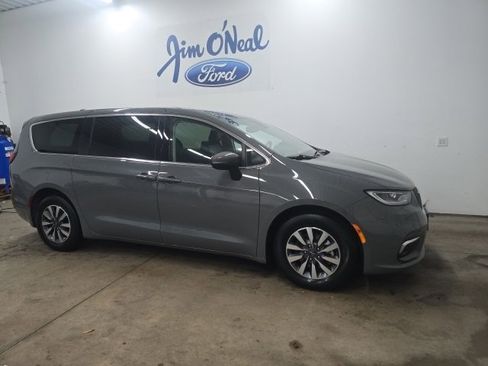Used 2023 Chrysler Pacifica Touring-L image 1