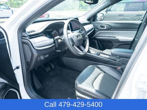 Used 2025 Jeep Compass Latitude AWD/4WD image 17