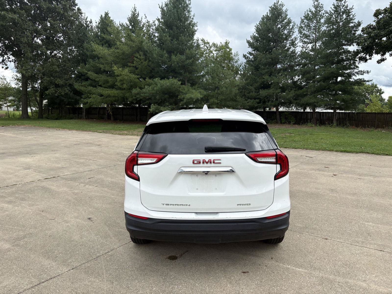 Used 2024 GMC Terrain SLE AWD/4WD image 21