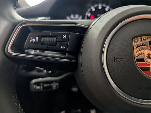 Used 2025 Porsche Macan image 32