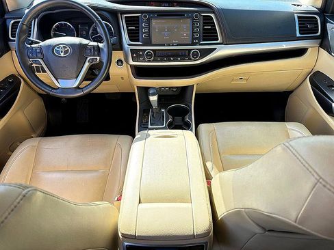 Used 2019 Toyota Highlander XLE image 6