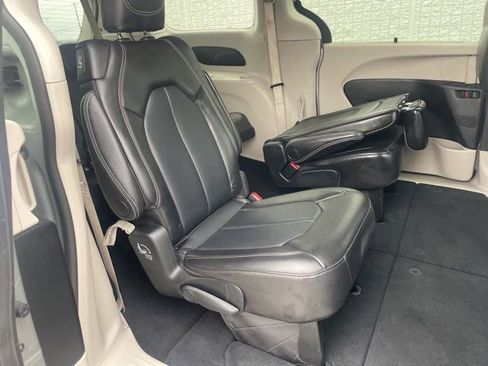 Used 2024 Chrysler Pacifica Touring-L image 15