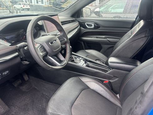 Used 2025 Jeep Compass Trailhawk AWD/4WD image 3