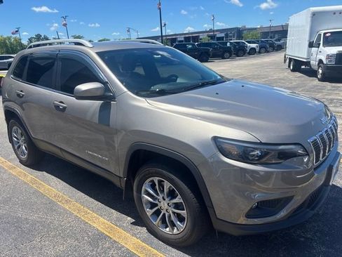 Used 2019 Jeep Cherokee Latitude Plus w/ Cold Weather Group AWD/4WD image 3