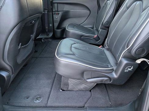 Used 2025 Chrysler Pacifica Limited image 17