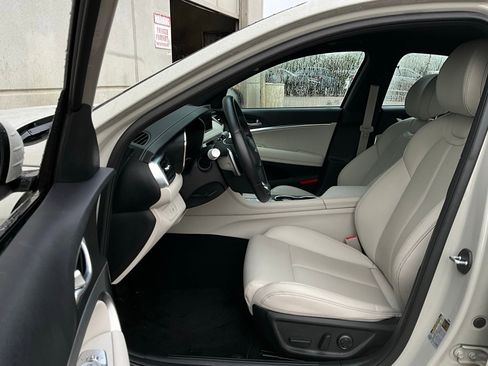 Used 2025 Genesis G70 2.5T image 10