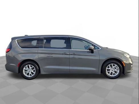 Used 2023 Chrysler Pacifica Touring-L FWD image 8