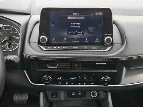 Used 2025 Nissan Rogue SV FWD image 12