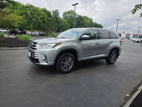 Used 2019 Toyota Highlander XLE AWD/4WD image 3
