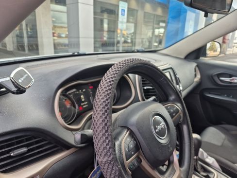 Used 2016 Jeep Cherokee Sport image 8