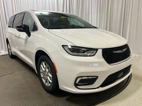 New 2026 Chrysler Pacifica Select image 23