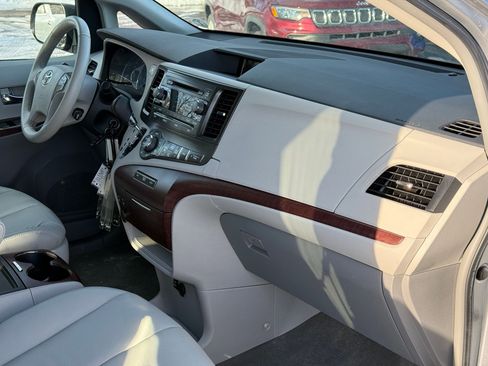 Used 2013 Toyota Sienna XLE image 23