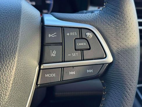 Used 2025 Toyota Sienna XLE Woodland Edition image 23