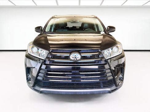 Used 2019 Toyota Highlander SE FWD image 2