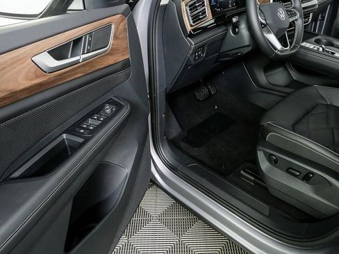 Certified 2025 Volkswagen Atlas SE image 12