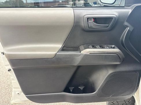 Used 2018 Toyota Tacoma SR5 RWD image 8