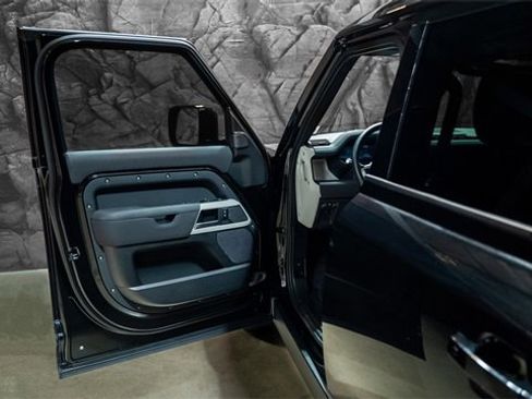 Used 2022 Land Rover Defender 110 S image 4