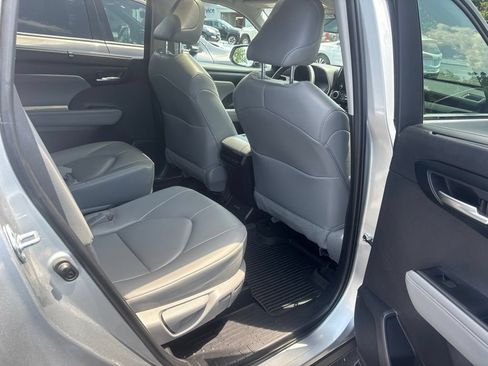 Used 2023 Toyota Highlander XLE AWD/4WD image 9